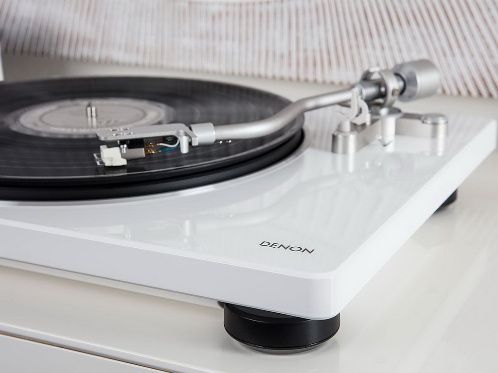 Denon_DP_400_turntable_lifestyle_010.jpg