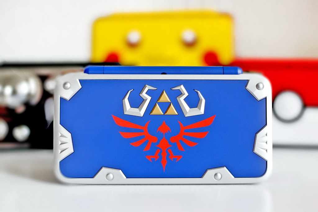 NintendoWire-New2DSXL-Zelda-LinkBetweenWorlds-HylianShield-Group-Standing.jpg