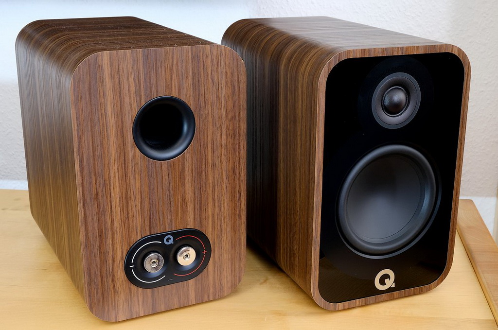 test-regallautsprecher-q-acoustics-5020-2-wege-bassreflex-terminal-anschluss.jpg