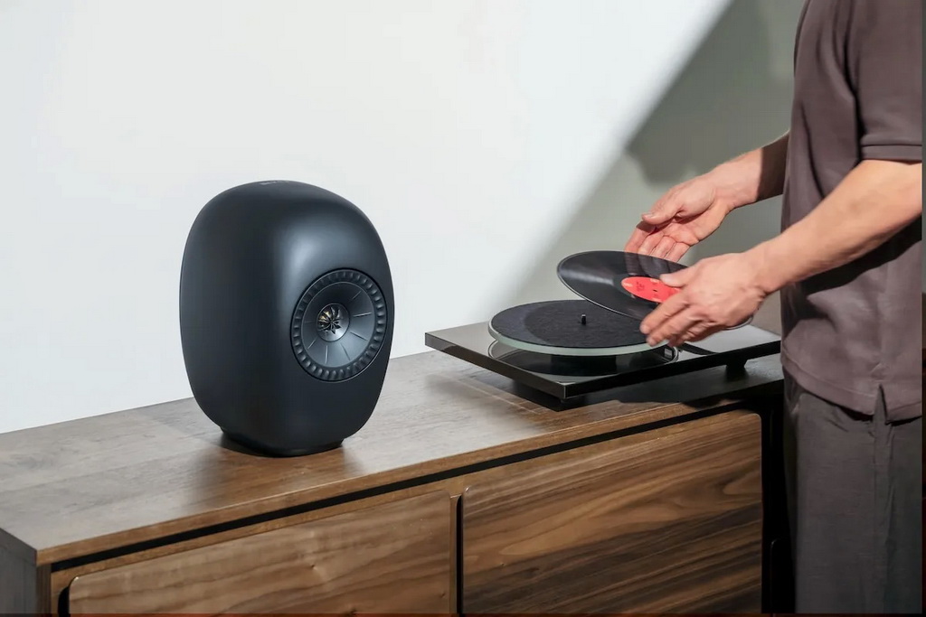 26-KEF-LS-LUXE-Lifestyle-Setting3-Eclipse-Black-with-Vinyl.jpg