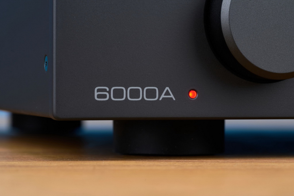 audiolab-6000a-mk2-detail-schriftzug-1080x720.jpg