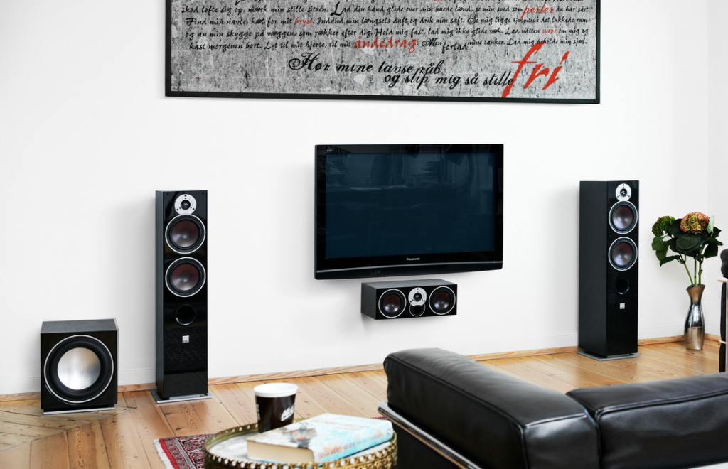 ZENSOR-7-black-TV-setup-2.jpg