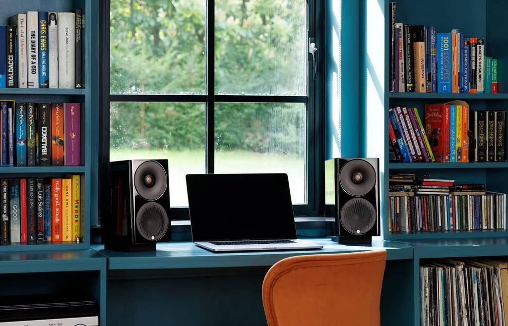 Monitor_Audio_Radius_4G_3_black_lifestyle_2.jpg