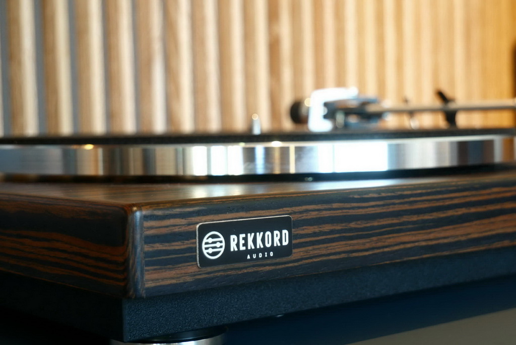 rekkord-audio-f400-logo-detail.jpg