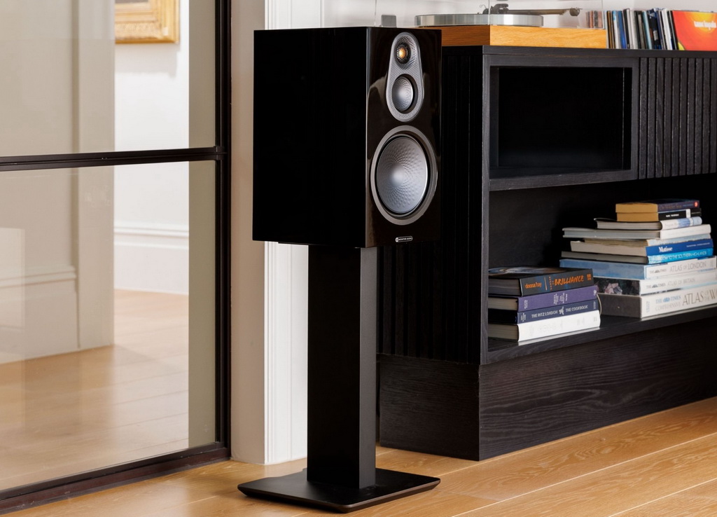 Monitor-Audio-Silver-100-8G-jalustakaiutinpari-musta-lifestyle.jpg