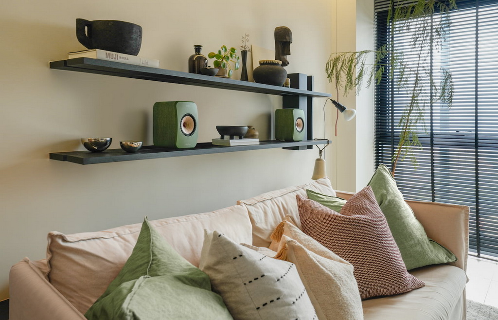 kef-lsx-ii-green-pair-shelf.jpg