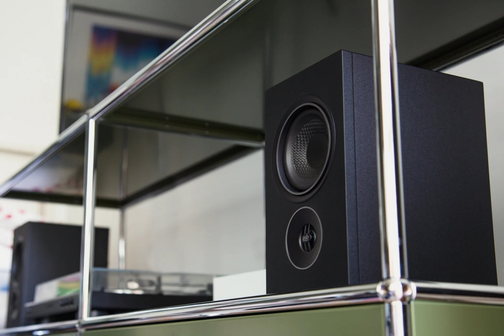 PSB-iq1-black-lifestyle2-art-et-son.jpg