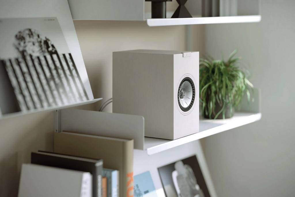 KEF-Q1-Meta-lifestyle-image-closeup (1).jpg