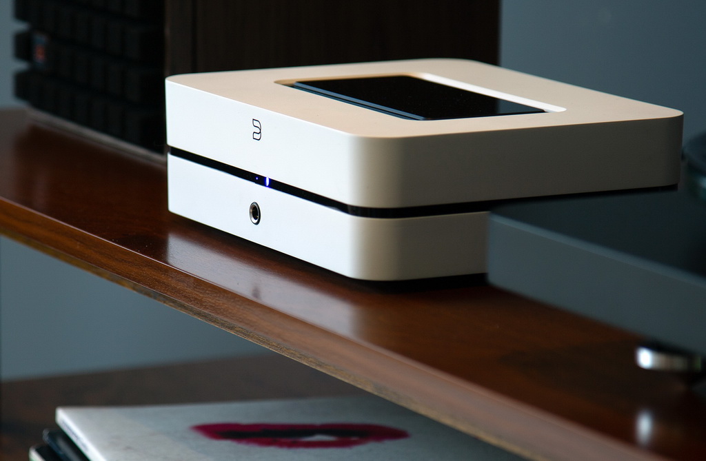 Bluesound_POWERNODE_White_with_turntable_-_Low_Right_-_2000x2000f.jpg