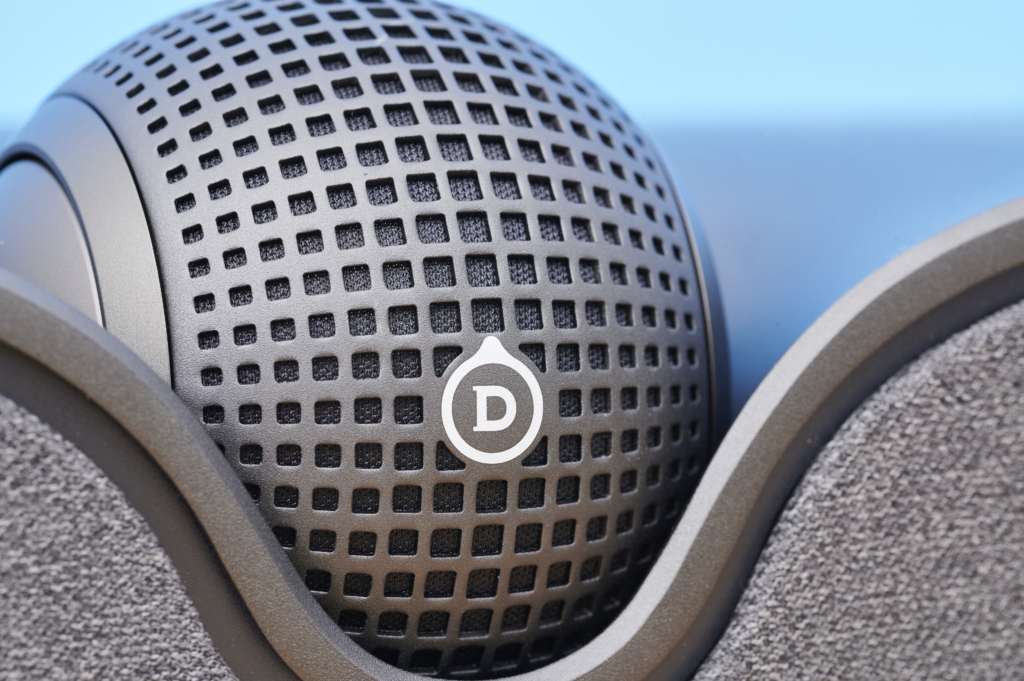 devialet-dione-hochtoener-logo-makro-1024x681.jpg