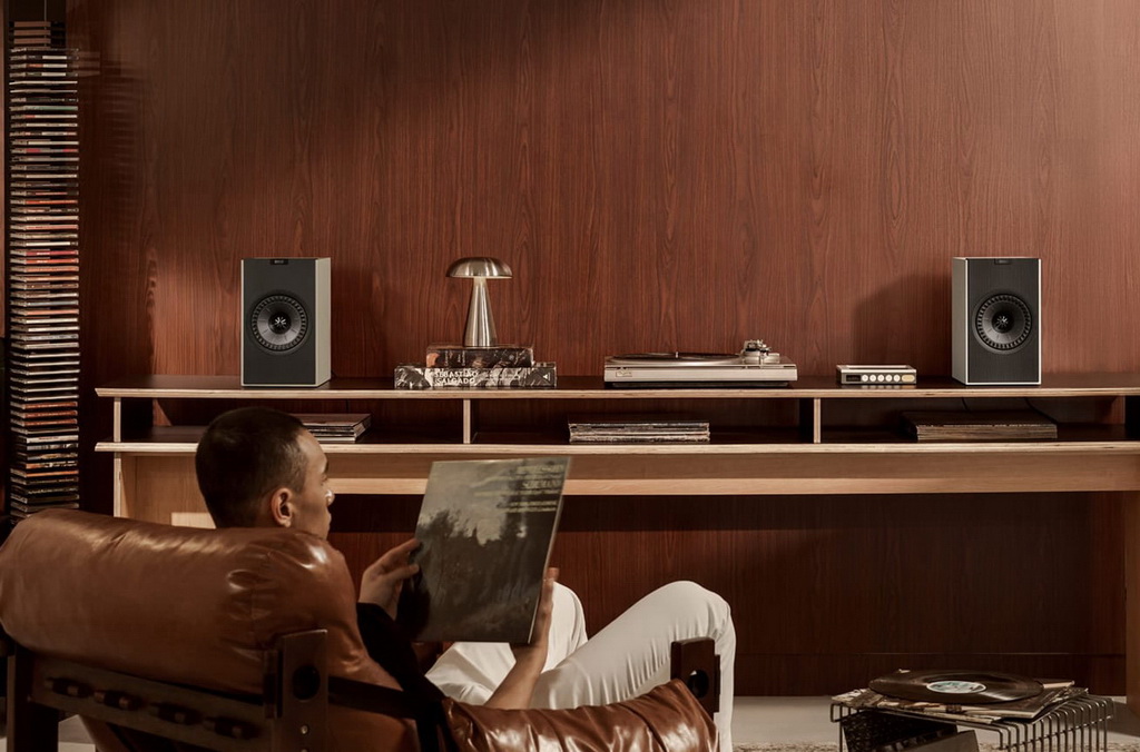 kef_coda_w_vinyl_room.jpg