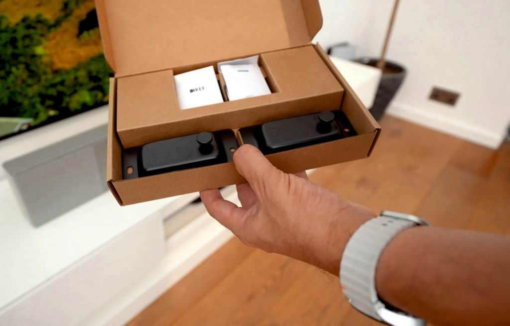wall+mount+bracket+in+the+box.jpg