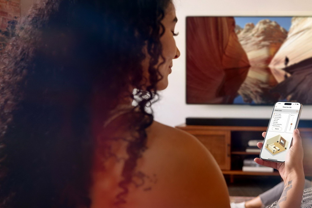 Klipsch-Flexus-woman-using-Klipsch-Connect-Plus-app-to-control-her-Core-300_2000x1333.jpg