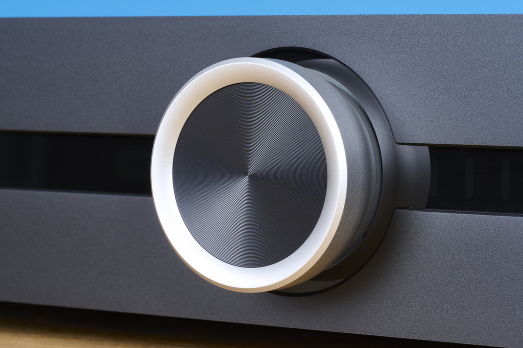 roksan-attessa-streaming-amplifier-volume-regler-rechts-2048x1365.jpg