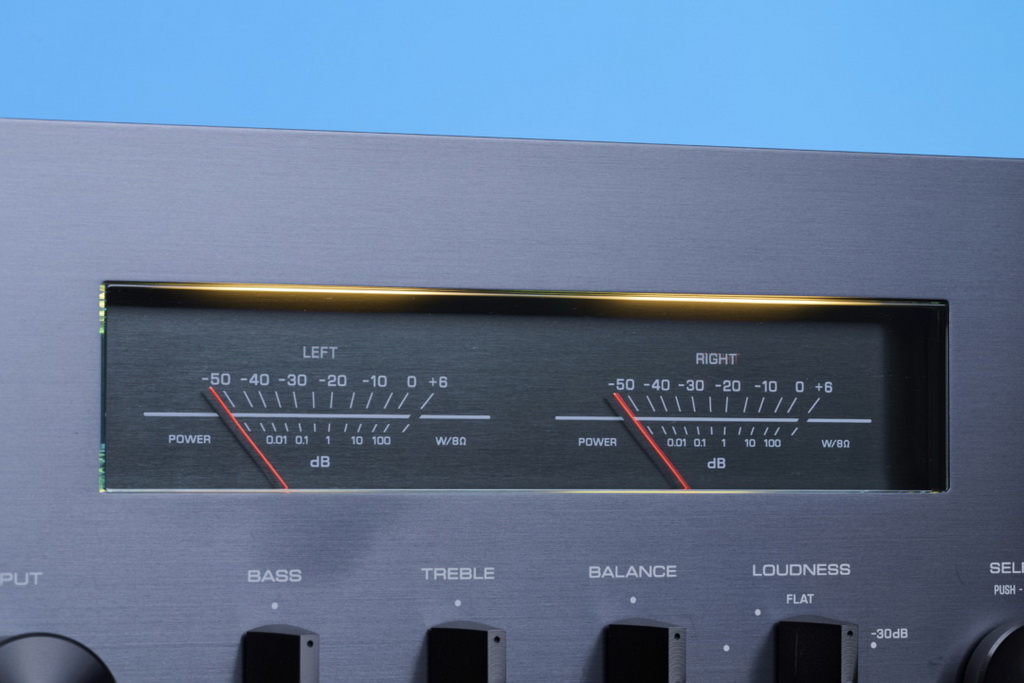 yamaha-r-n2000a-detail-vu-meter-1080x720.jpg
