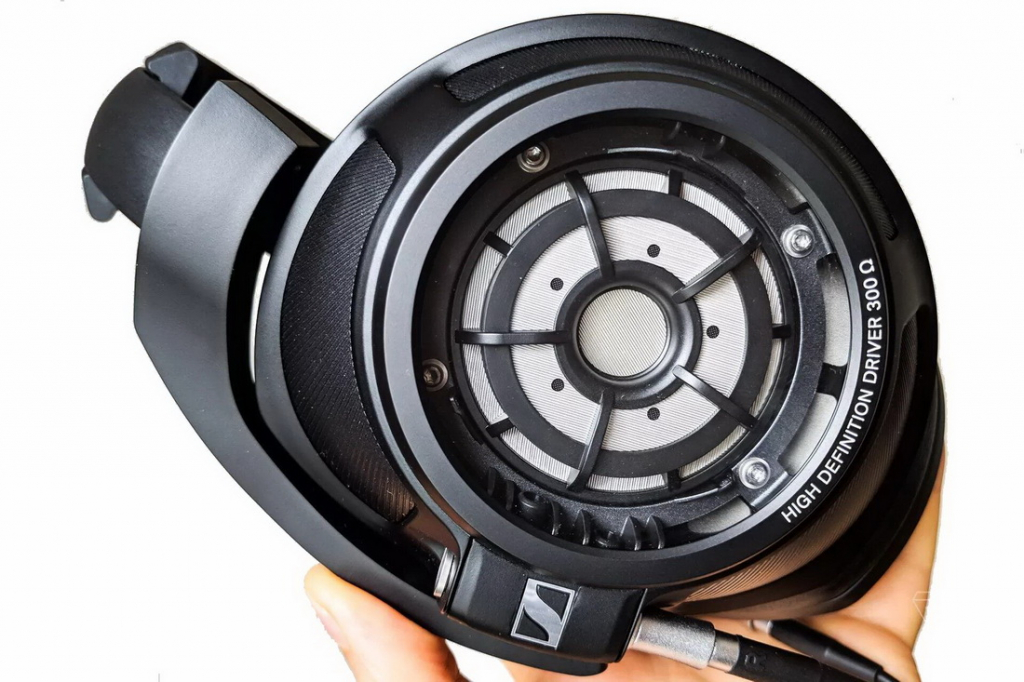 sennheiser_hd820_vladsavov25.jpg