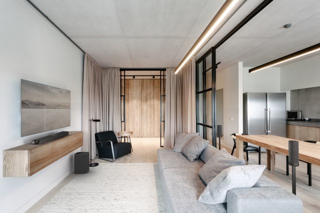 HK_MB-1100_Lifestyle-Image_Surround.jpg