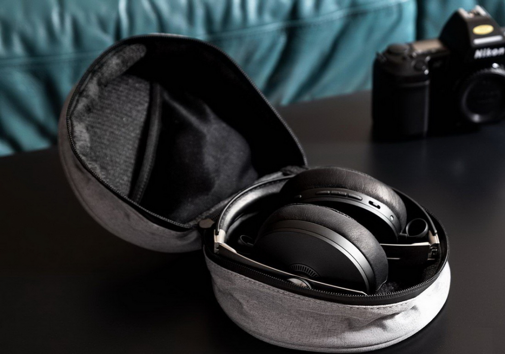Sennheiser-Momentum-Wireless-3-1_headphones-case-folded.jpg