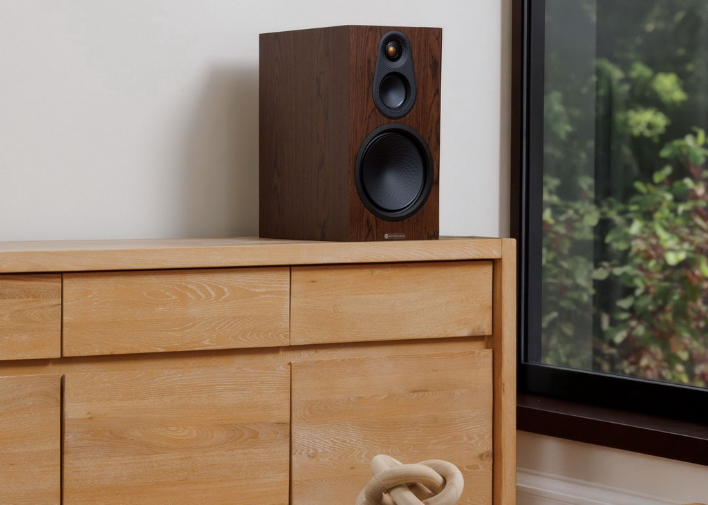 Monitor-Audio-Silver-100-8G-jalustakaiutinpari-pahkina-lifestyle.jpg