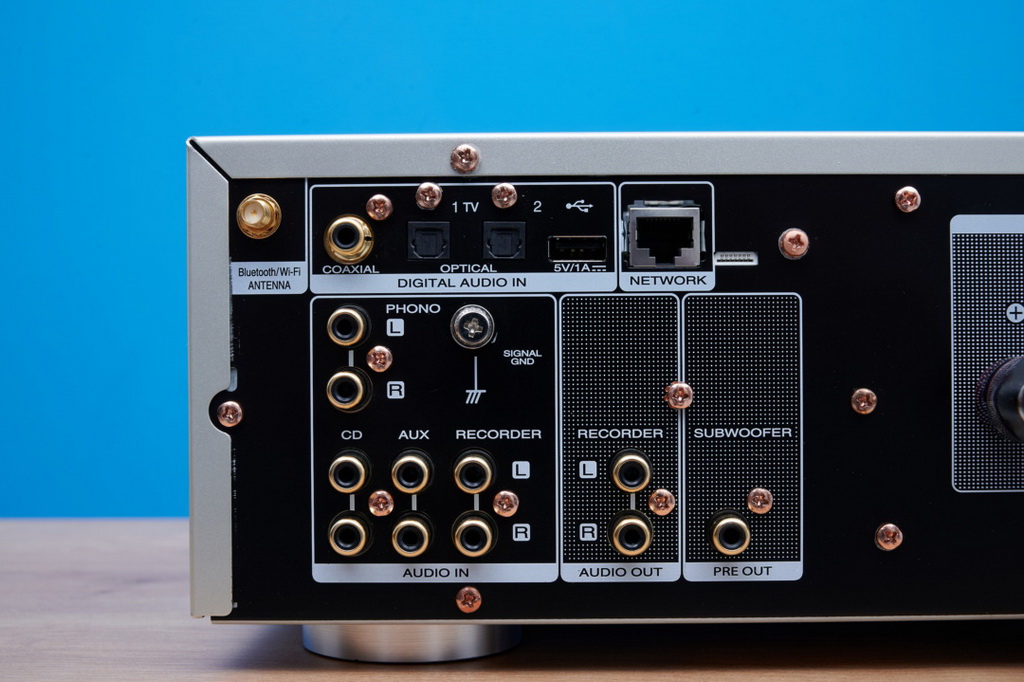 marantz-pm7000n-anschluesse-links-detail-1080x719.jpg