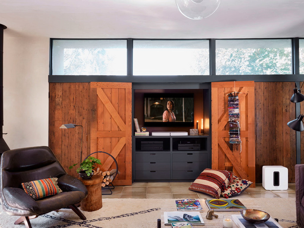 Sonos PlayBase lifestyle wh 41.jpg