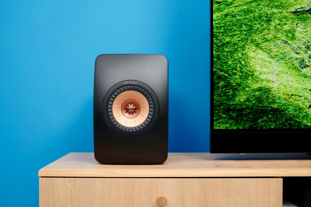 kef-ls50-tv-merge-1080x719.jpg