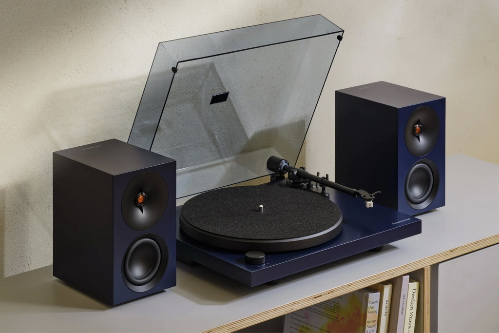 cambridge-audio-spira-lifestyle-navy-system-shelf_e732b9bf-11ab-46c9-b722-21d99128a548.jpg