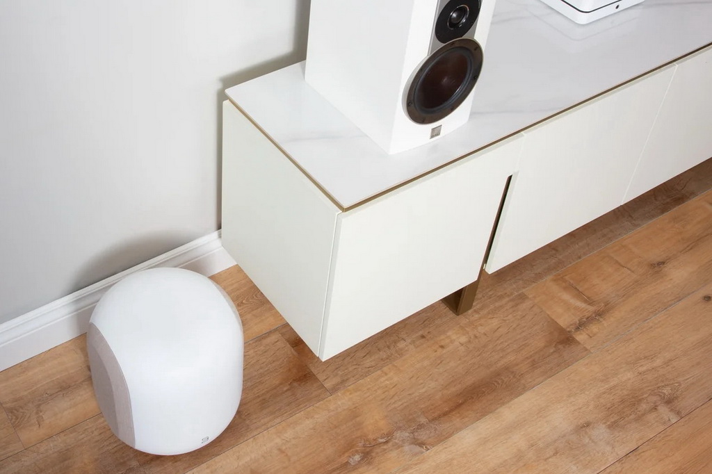 Bluesound_PULSE_SUB_White_-_above_with_Dali_bookshelf_and_POWERNODE_on_white_credenza_on_wood_floorf.jpg
