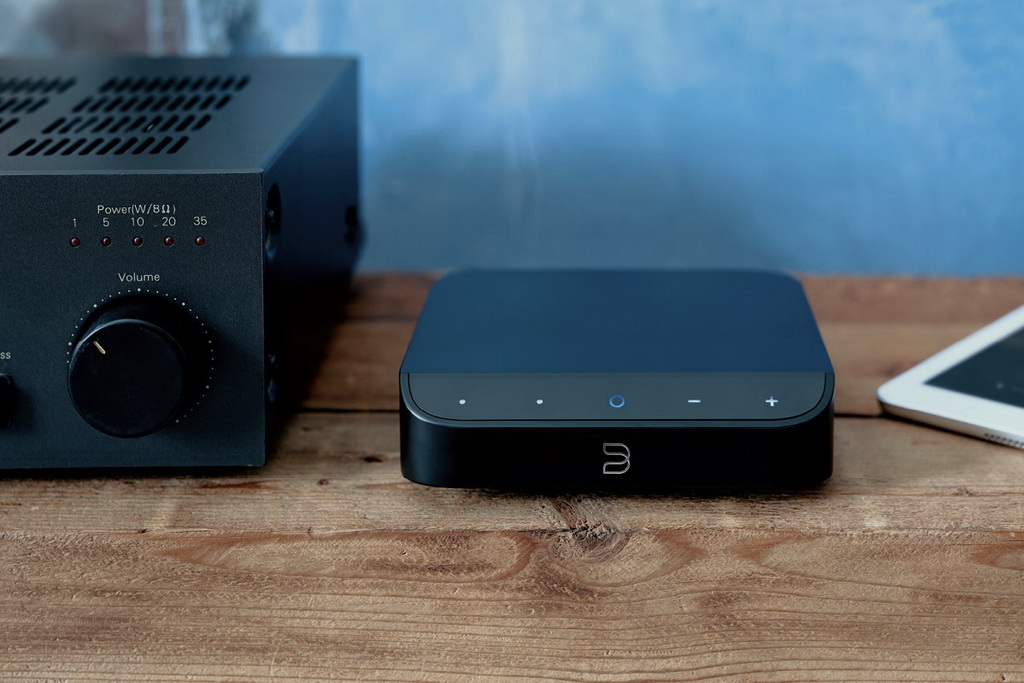 Bluesound-NODE-NANO-Lifestyle_FRONT_CLOSEUP_VINTAGE_IPAD.jpg