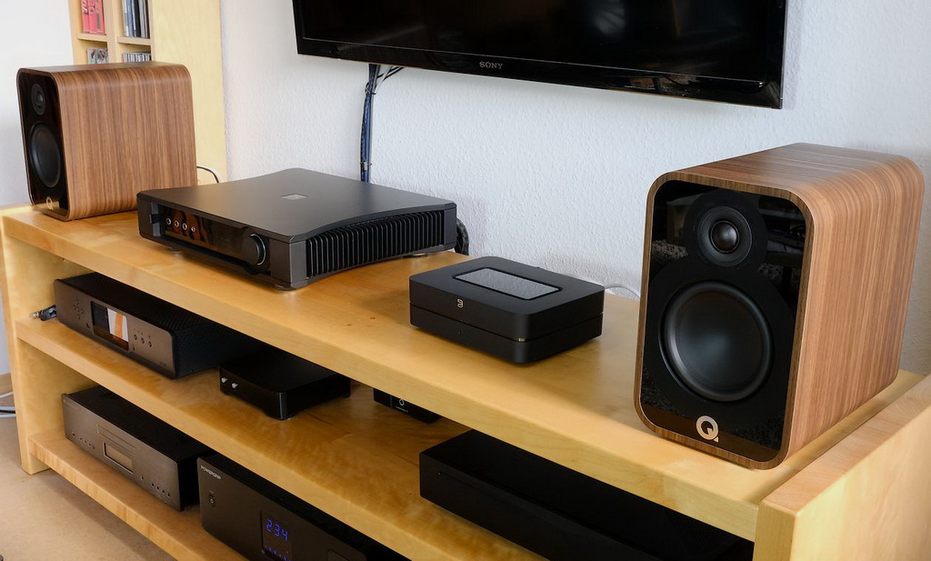 test-regallautsprecher-q-acoustics-5020-auf-hifi-rack-sideboard.jpg