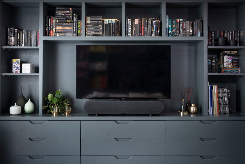 KATCH-One-Iron-Black-Living-Room-Standing.jpg