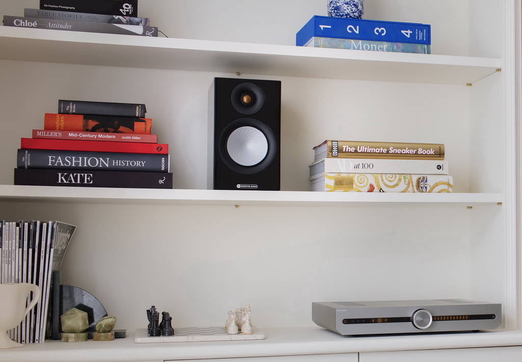 MA_Silver_50_Black-Oak_Lifestyle.jpg (1).jpg