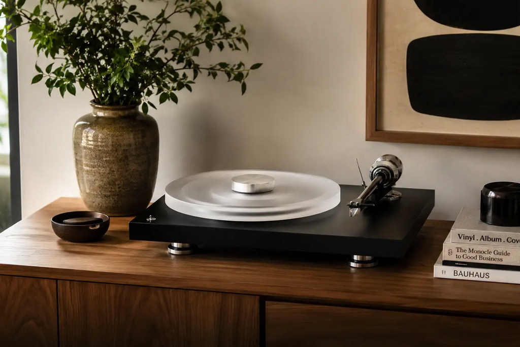 Pro-Ject-Debut-Reference-10-Lifestyle.jpg