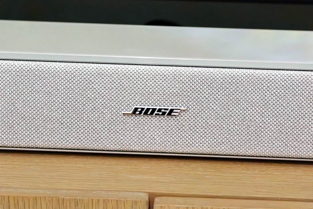 Bose-Lifestyle-Ultra-soundbar-front-fabric.jpg