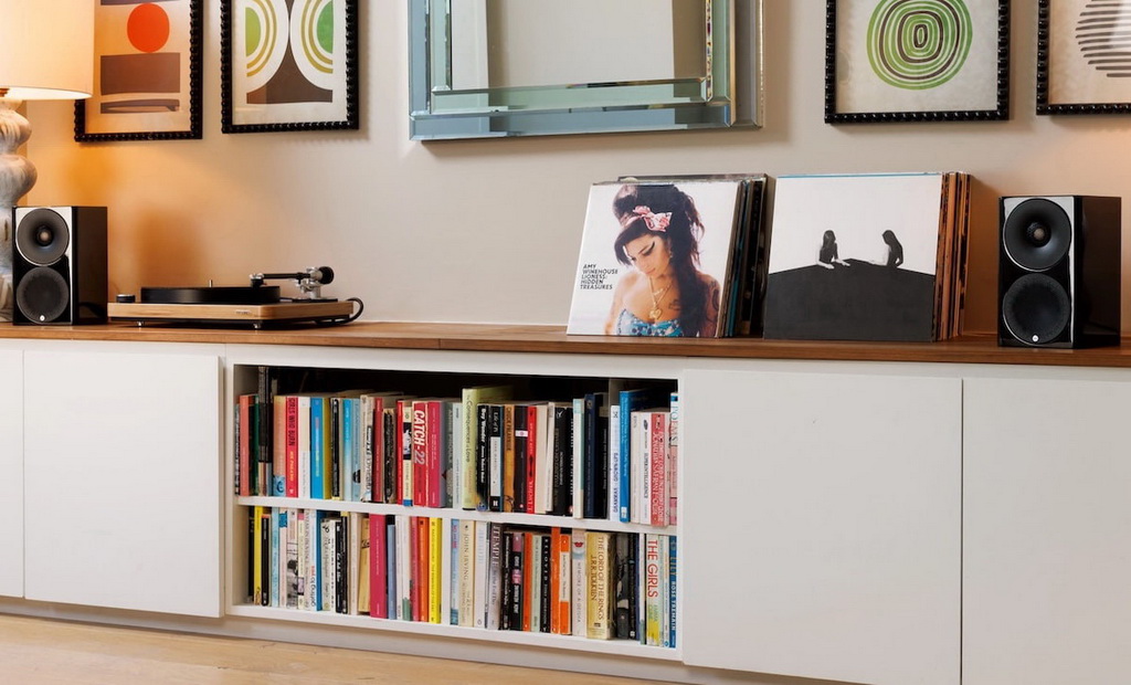 monitor-audio-radius-3-4g-black-speakers-lifestyle.jpg