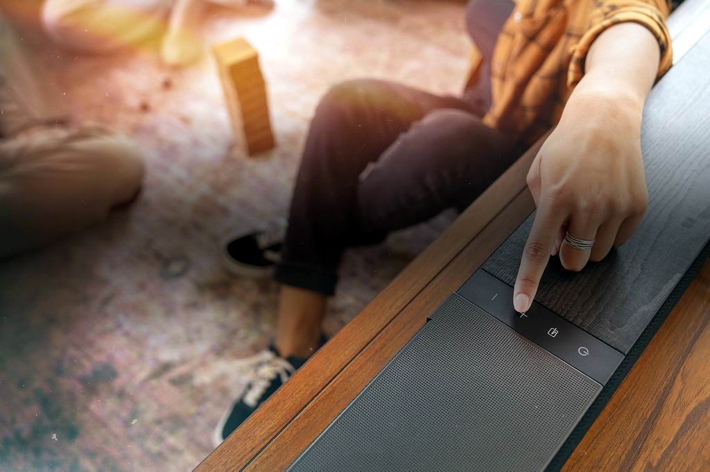 Klipsch-Flexus-womans-finger-pushing-button-on-CORE-300-BK_overlay_2000x1333.jpg