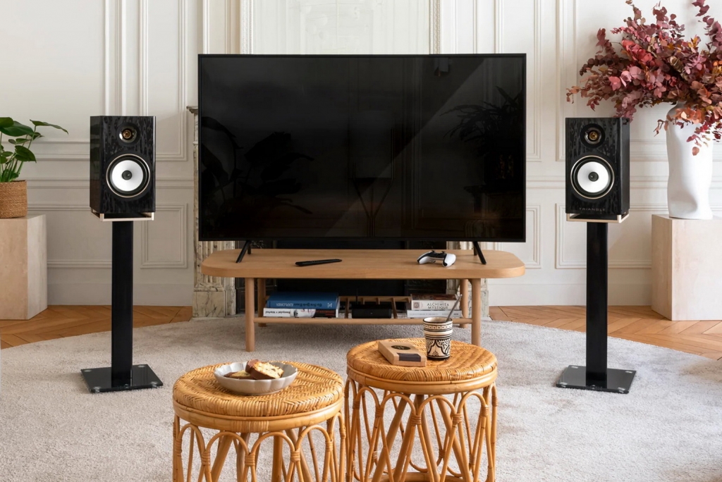 TRIANGLE-CAPELLA-Shopify-lifestyle-blackfd.jpg