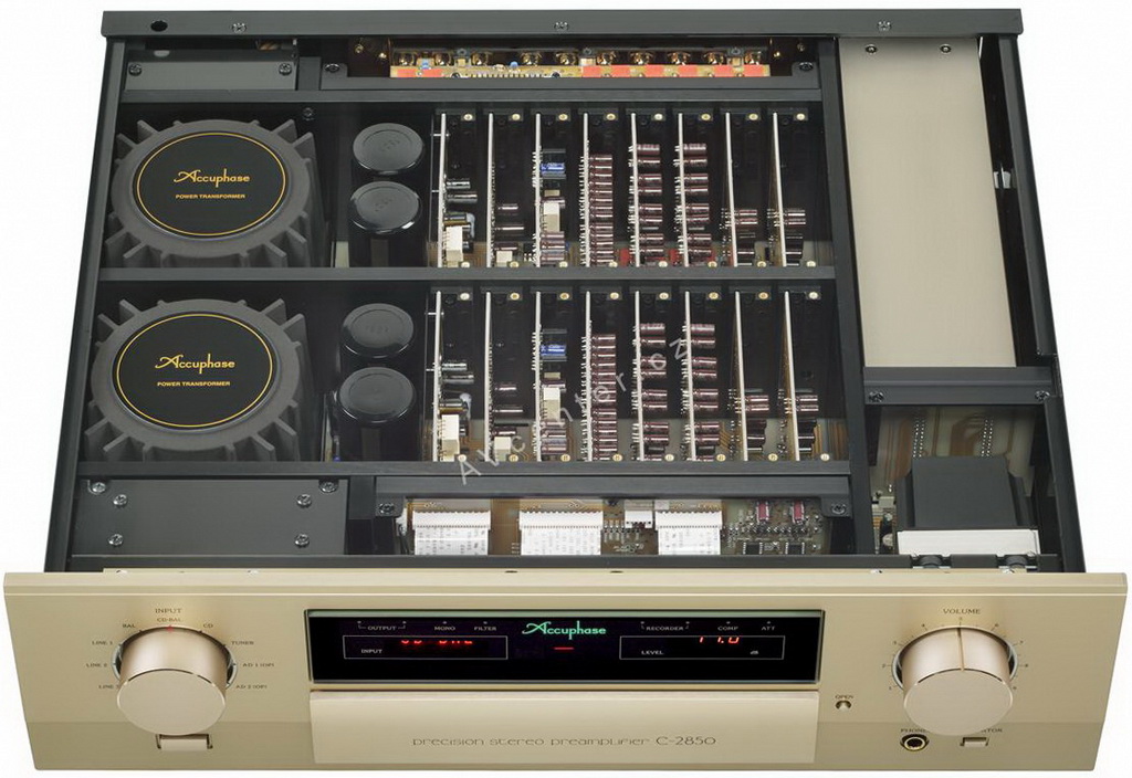 Accuphase C-2850 3.jpg