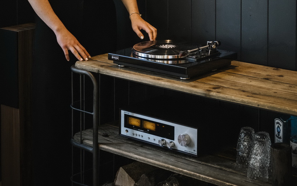 REKKORD-F400-lifestyle-46-1920x2880f.jpg