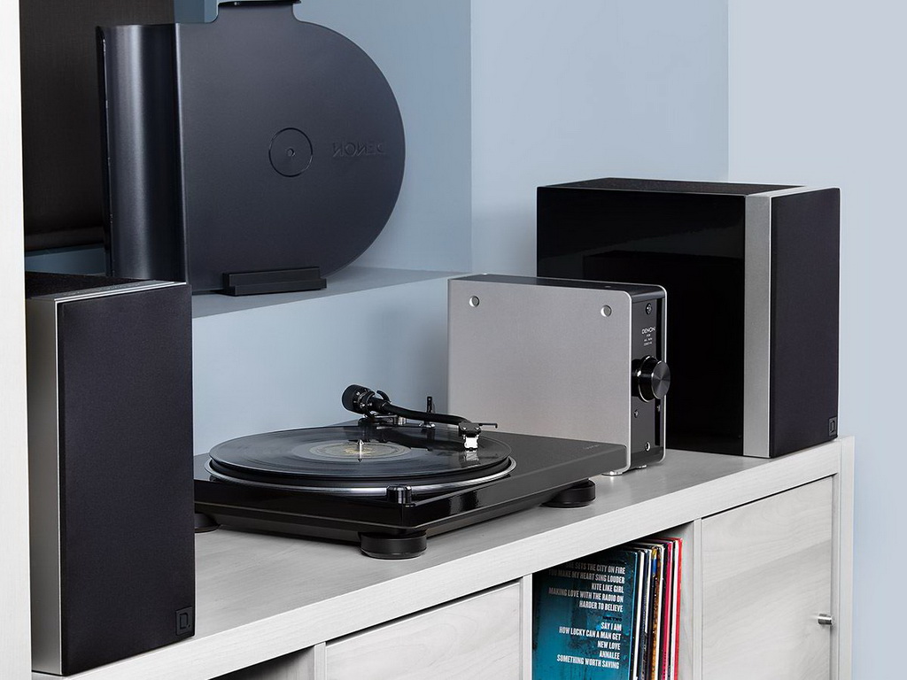 Denon_DP400_Turntable_Lifestyle_001.jpg