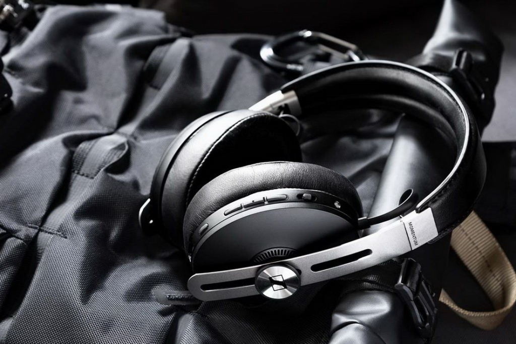 Sennheiser-Momentum-Wireless-3-3_headhones-backpack.jpg