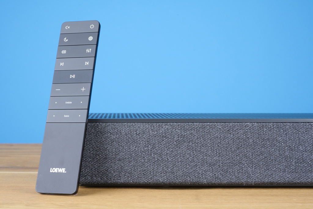 loewe-klang-bar-3-fernbedienung-angelehnt-2048x1365.jpg