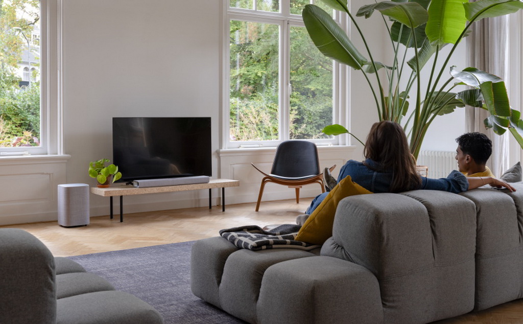 HK_Citation-Multibeam-700_Tower_Grey_Lifestyle_Image_Living_Room_Couple_01_904x560px.jpg