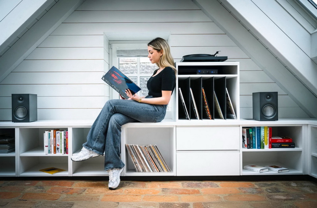 pro-ject-colourful-audio-system-e-all-in-one-hi-fi-system-s-gramofonem-satin-black (4).jpg