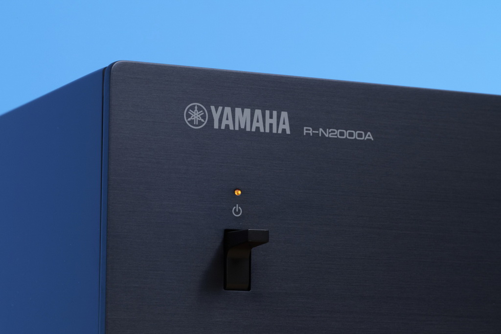 yamaha-r-n2000a-detail-ein-aus-schalter-1536x1024.jpg