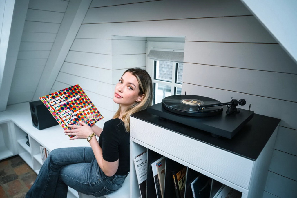 pro-ject-colourful-audio-system-e-all-in-one-hi-fi-system-s-gramofonem-satin-black (5).jpg