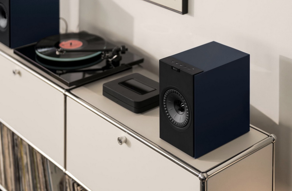 kef-coda-w-active-speakers-midnight-blue-lifestyle-2-stereophonic.jpg