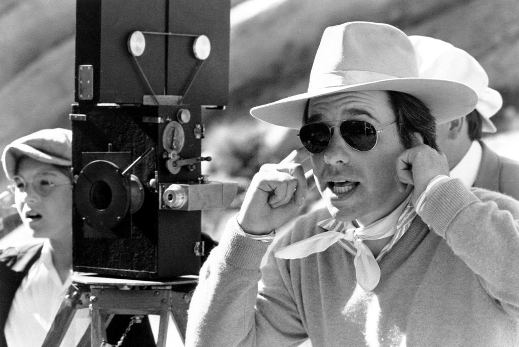 NICKELODEON-director-Peter-Bogdanovich-and-left-Tatum-ONeal-bracing-for-on-set-explosion-1976_CourtesyEverettCollectionViaTheQuadCinema.jpg