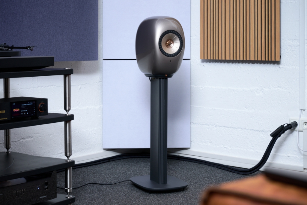 kef-ls-luxe-einzeln-auf-stativ-1080x720.jpg