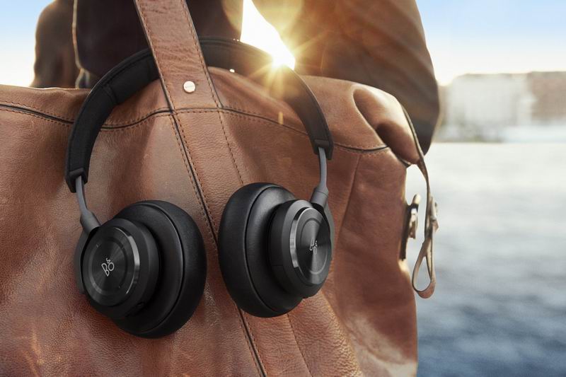 Bang & Olufsen BeoPlay H9 2.jpg